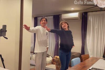 YouTubeで妻とEEJUMPの『おっとっと夏だぜ』を踊る後藤祐樹