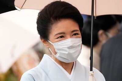 雅子さま、雨天の園遊会で起きた“傘トラブル”!「招待客がずぶ濡れ」「懇談のご様子が見えない」「秋篠宮…