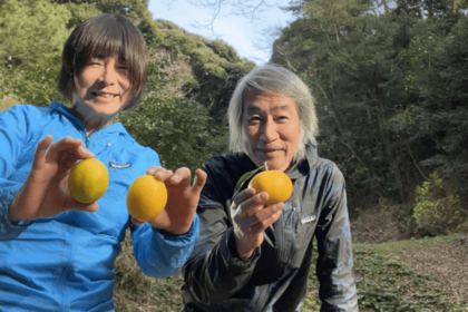 長年のバンドメンバーでもある夫の本田と。’22年、南伊豆の「マーガレットグラウンド」で