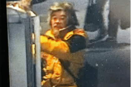 自転車に乗ったままカメラのほうを見る容疑者（茨城県警提供）