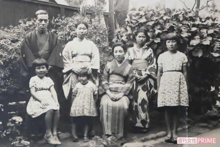 家族写真。6歳の東海林さん（左端）、後ろが父、真ん中に座るのが母、右端が姉。親戚と大家族で住んでいた