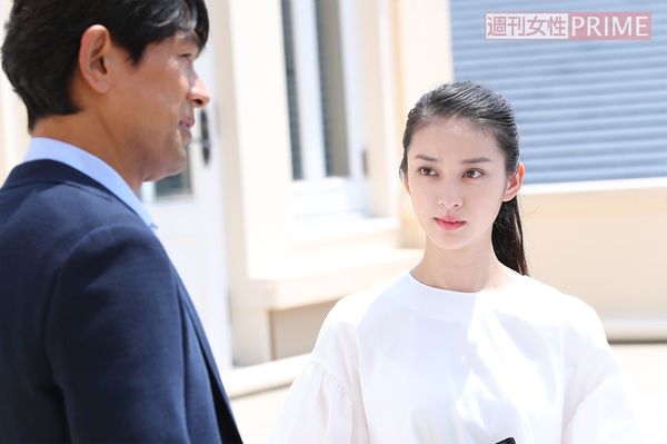 「江口洋介さんとは、約5年ぶりの共演です。“大人になりました！”って言ったら、“そりゃそうだよな”って（笑）。前回ご一緒させていただいた作品も夏クール（2012年『息もできない夏』）だったので、そのときも蝉（せみ）がうるさかったねって話したり。また江口さんとお芝居ができてうれしいです」