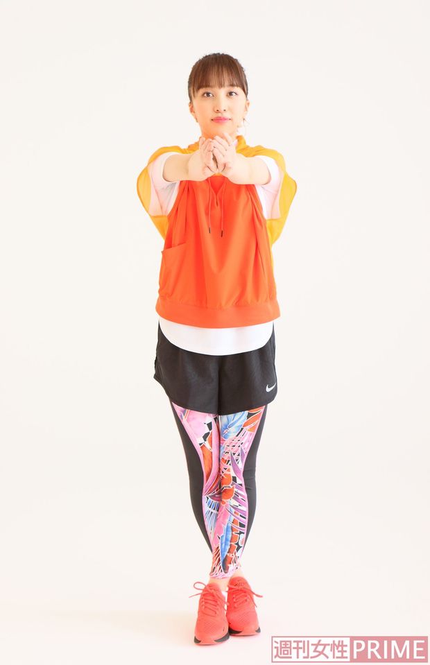 《基本姿勢》両腕は前に出し、手の甲を合わせる。お腹は引っ込める。ももはぴったりくっつけ、クロスする。