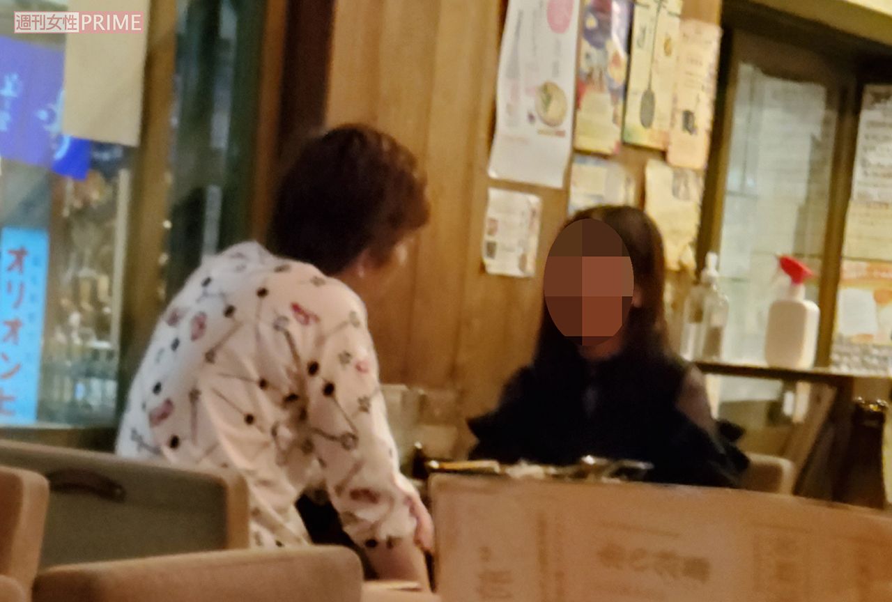 小堀は何度も頷きながら女性の話に耳を傾けていた