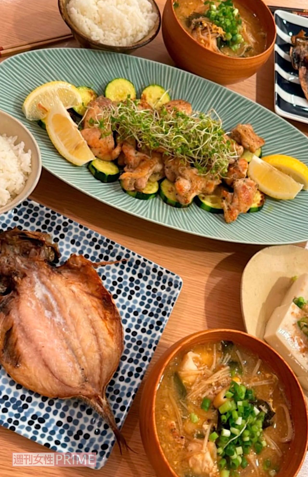 外食もするけれど、基本的におうちでだしにこだわったお料理を心がけています。お魚とお肉でバランスよく。おみそ汁も具だくさんだと栄養もよりとれて、一石二鳥ですね　撮影／加藤綾菜