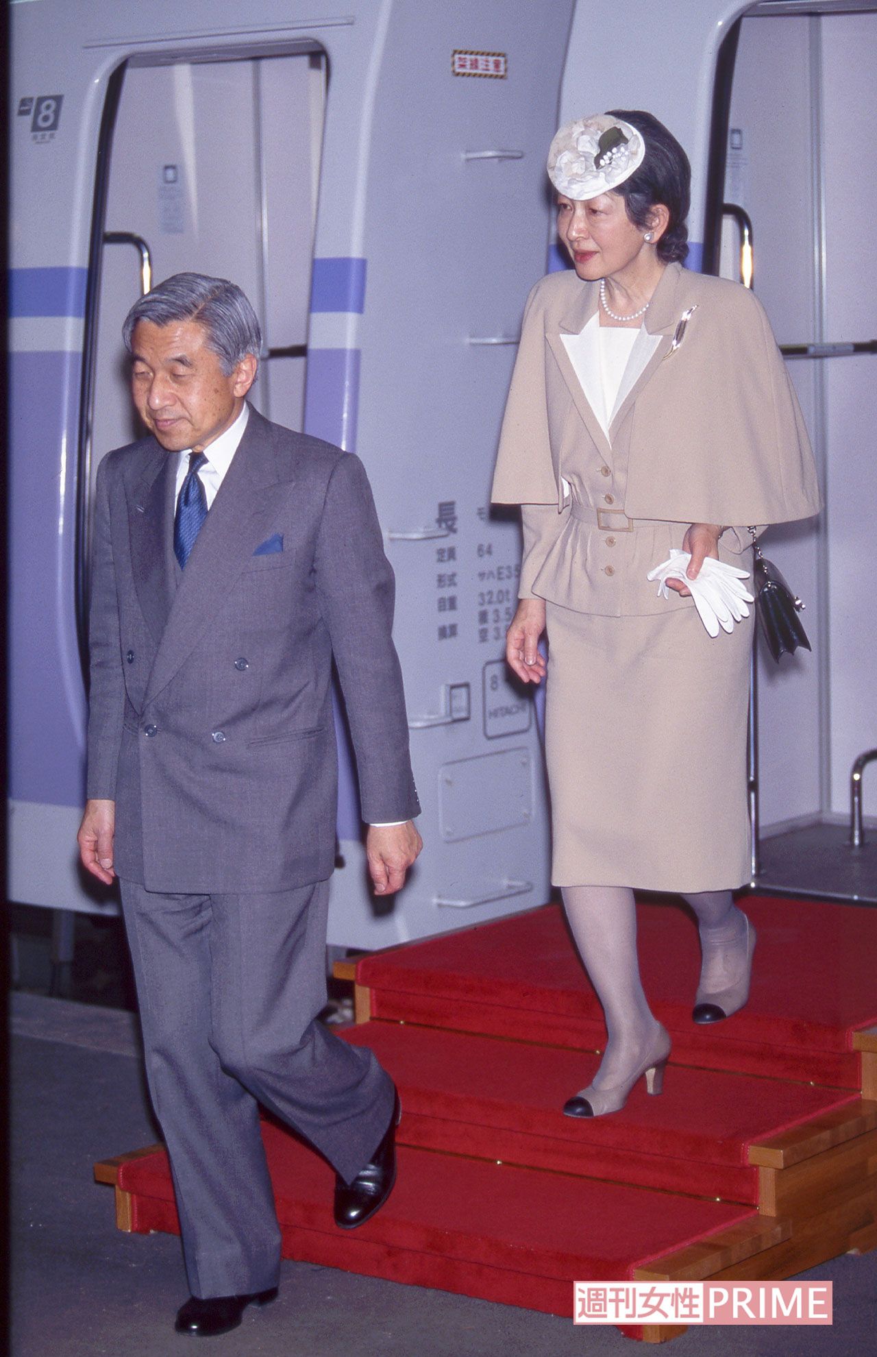 '96年4月。原宿駅で列車から、宮廷ホームへと下りられる上皇ご夫妻（当時は天皇陛下ご夫妻）