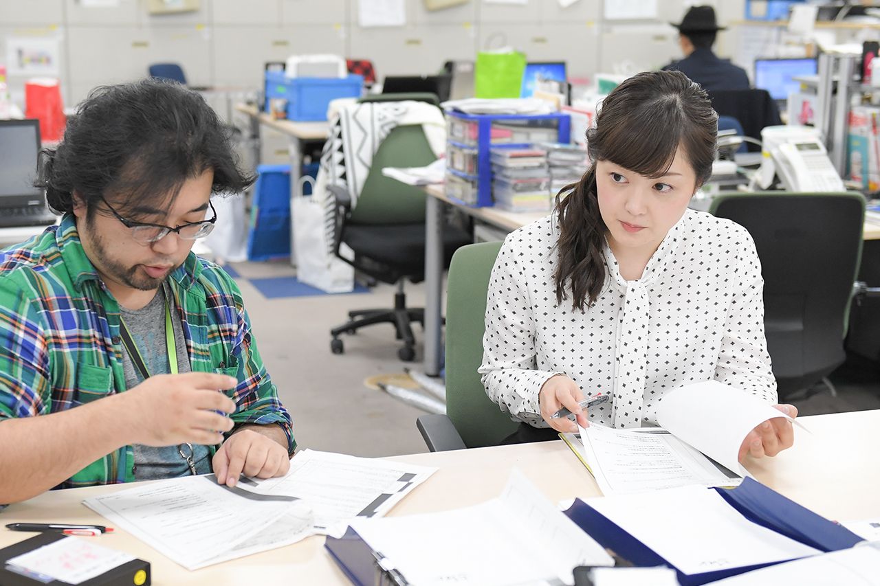 【3】担当コーナー『NEWSミウライン』の打ち合わせで、原稿読みを行う姿は真剣そのもの。「直前に起きたニュースや会議などであがった意見などで改良したりするので、走ってスタジオ入りすることも」　撮影／渡邉智裕