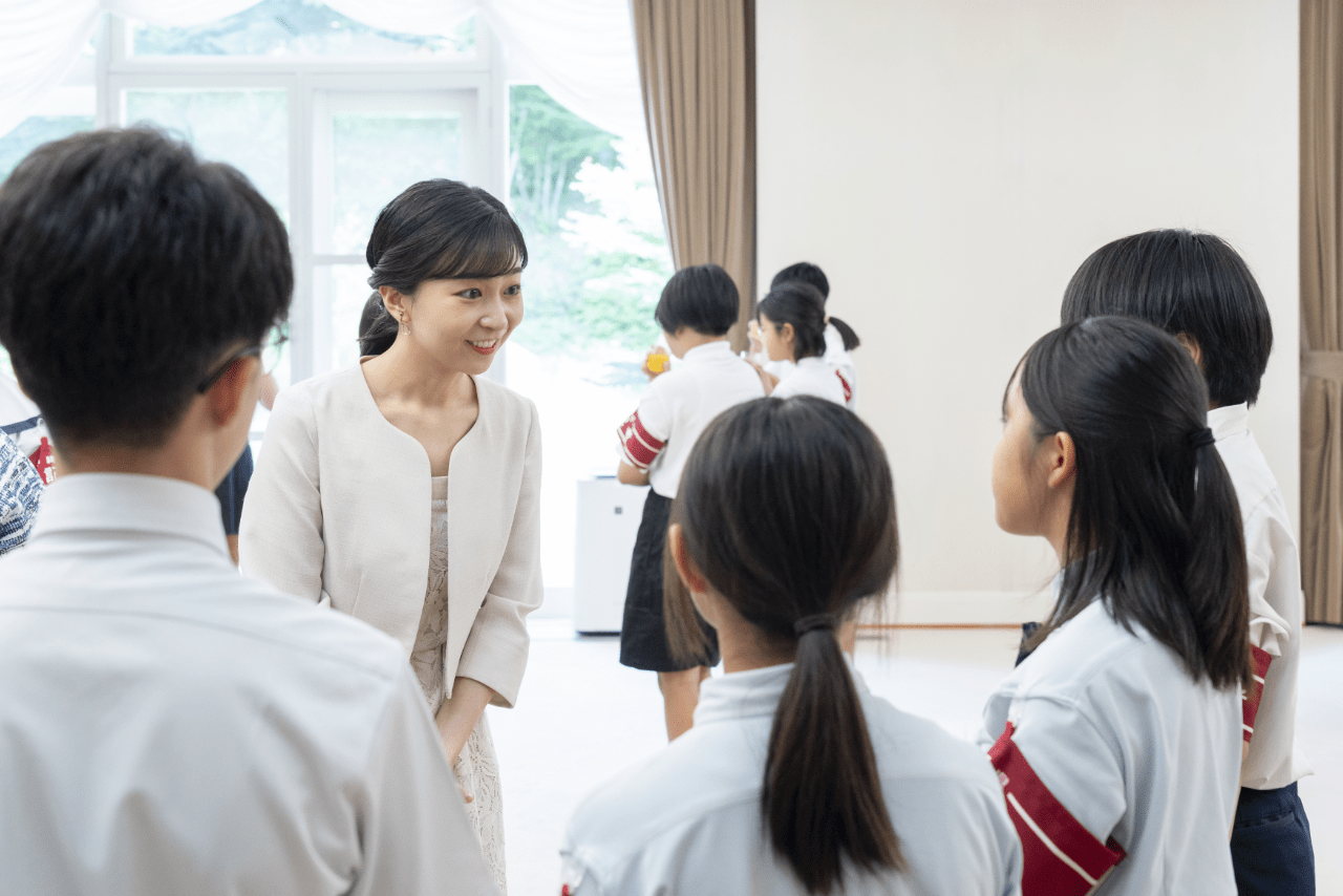 今年、秋篠宮ご一家と沖縄の豆記者の懇談に初めて参加した佳子さま（2025年7月30日）