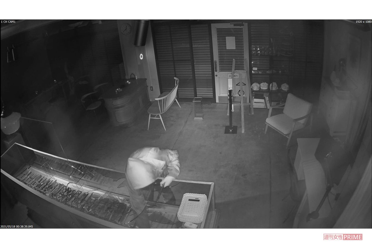 ショーケース内に手を突っ込む（江口時計店提供）5/8