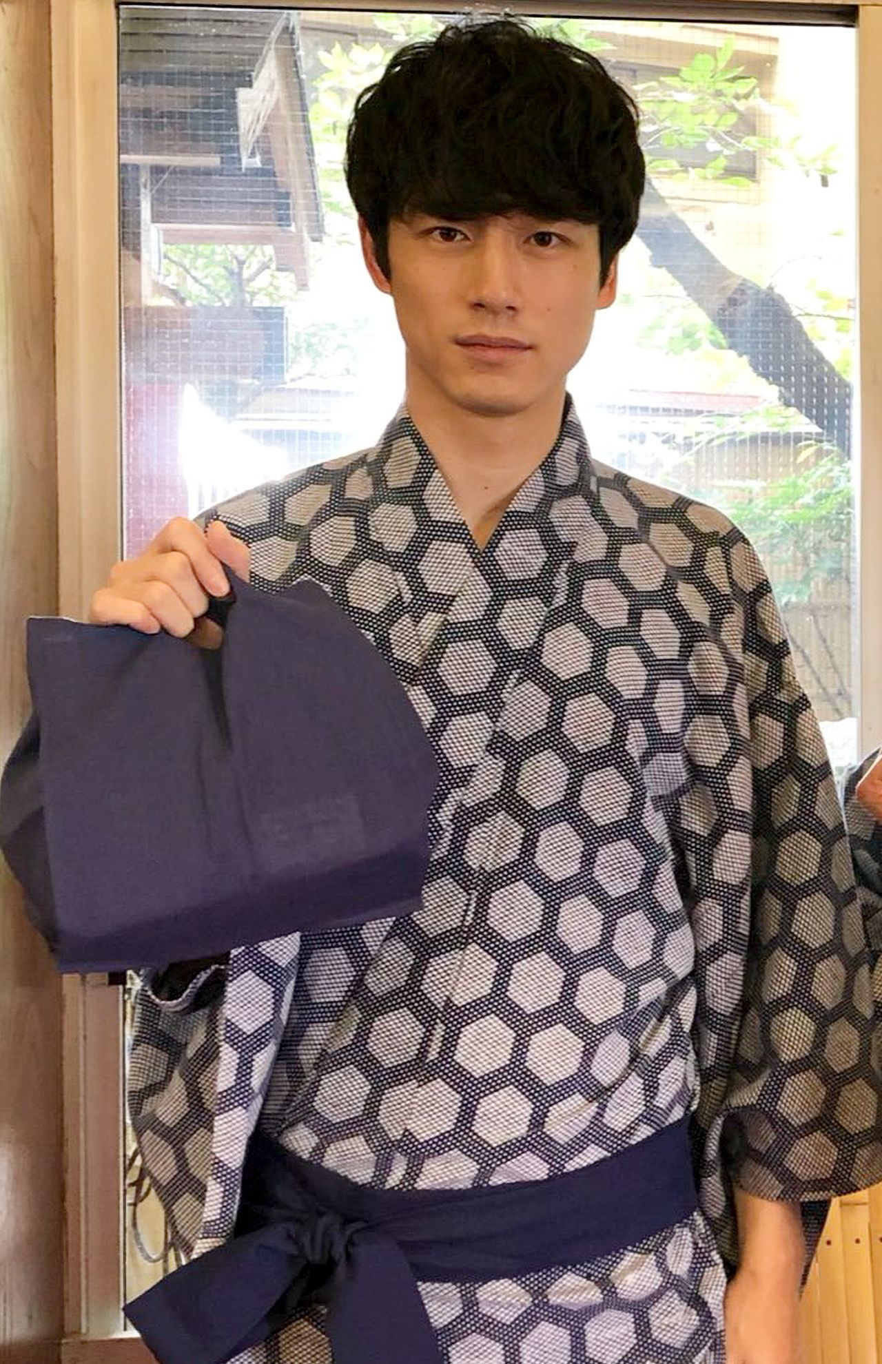 坂口健太郎、温泉旅行シーンの撮影で。旅館にいたら館内中がざわついて、熱気が増しそうだ（写真／公式SNSより）