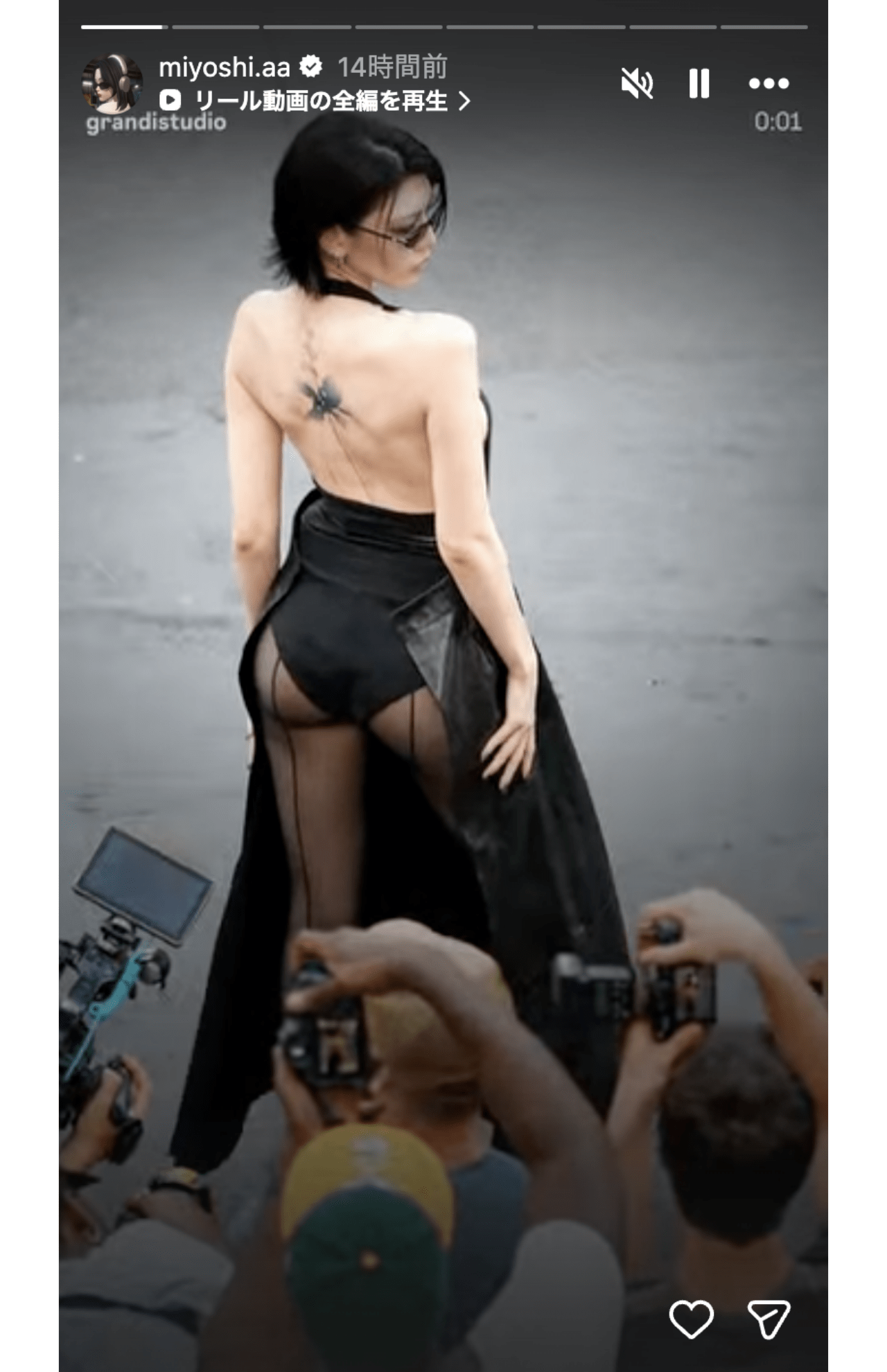セクシーなドレス姿を披露した三吉彩花（公式インスタグラムより）