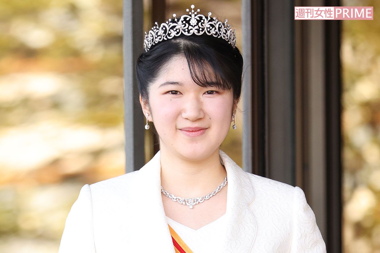 '21年12月5日、成年行事でティアラとローブデコルテのドレスをお召しになった愛子さま