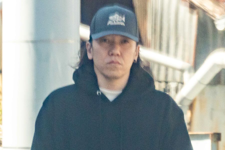 記者の直撃に答えるギター・葵