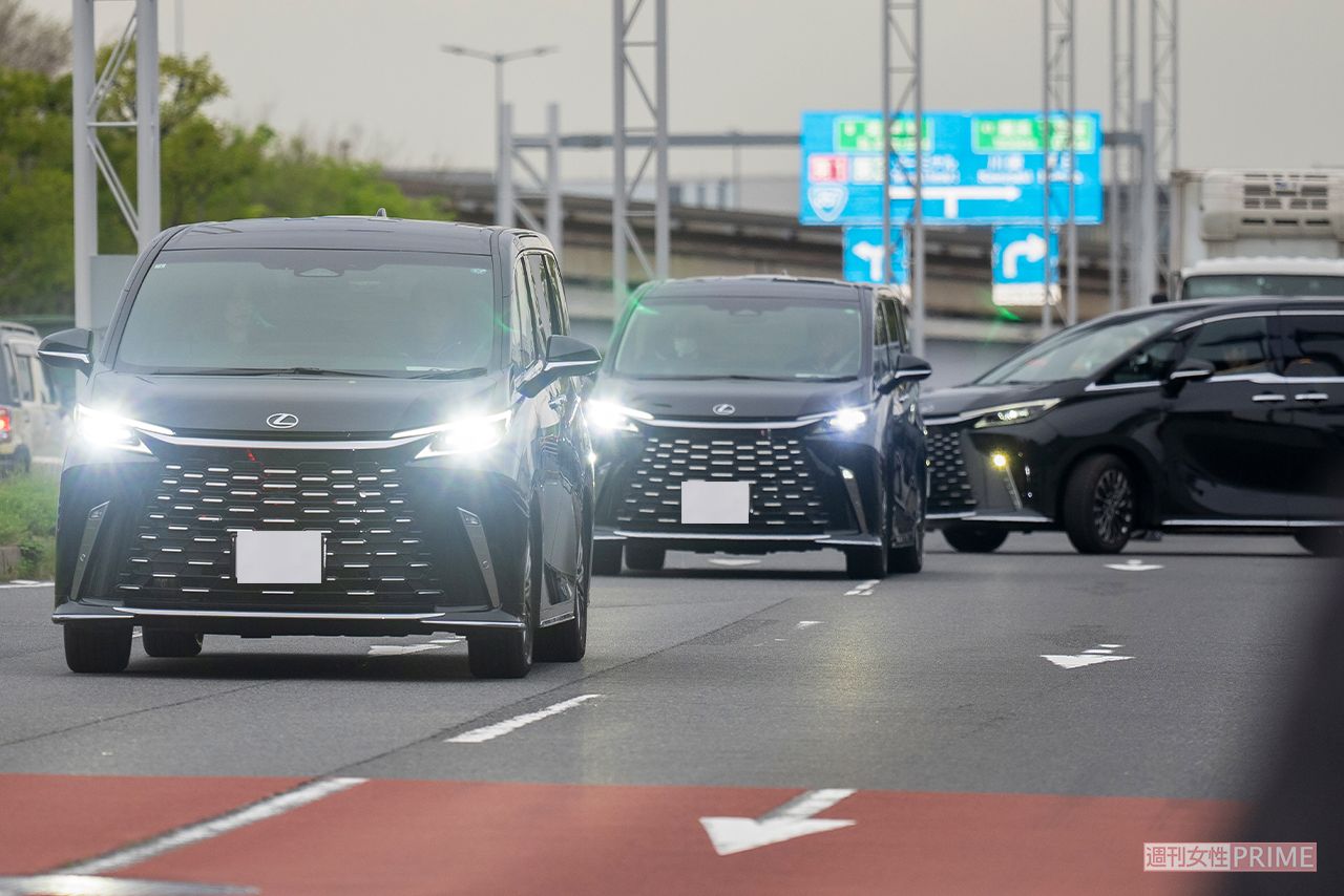 BTSメンバーを乗せたワンボックスカーが、次々に羽田空港を出発（読者提供）