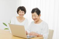 大人女子のためのSNS入門「ミドル世代のおすすめはFacebook」