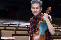 津波ヴァイオリンを託された、脳性まひの青年「被災地の魂」を弾く