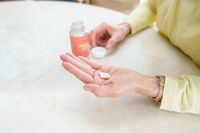 《医師がジャッジ！怪しい健康ワザ》水素水・コラーゲン・デトックス…科学的根拠に乏しい高額商品も！よく…