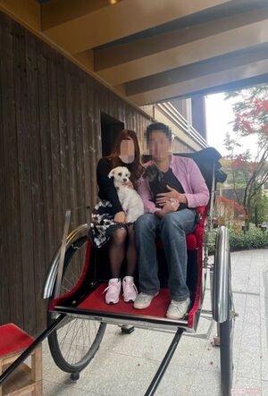 いろいろな場所へ２人で旅行したという裕美さんと篠山。裕美さんの飼い犬も一緒だった