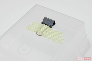 ドリンクはカゴにまとめても。このとき、傾斜がつくように、裏側にクリップやペットボトルのふたを貼り付ける。1本取ると、次が手前に転がってくる仕組み