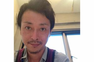 逮捕された美容室店長の尾崎義行容疑者はベストを好んで着ていた（SNSより）