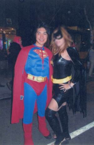 2012年ごろ、ICU在学中のアメリカ留学で「スーパーマン」のコスプレをする小室圭さん。