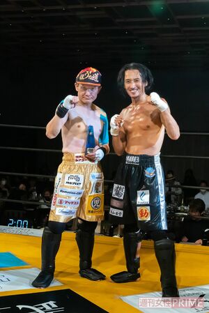 2ラウンドの激闘の末に木下が勝利。トロフィーを抱えて2人で記念撮影バイクレースにも出場！