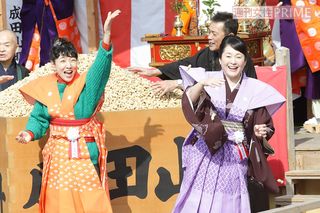 豆まきをする安藤サクラと松坂慶子 撮影/合田慎二