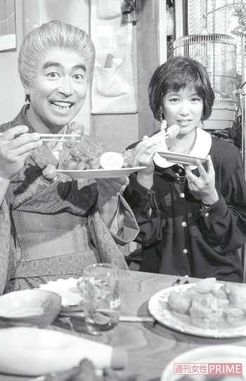 『志村けんの失礼しまぁーす!』（'86～'87年）では、おばあちゃんに扮する志村さんと堀ちえみが、全国のご家庭で夕食を