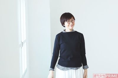 ギンガムチェックを襟からちょっと見せるだけで、黒でも明るい印象に