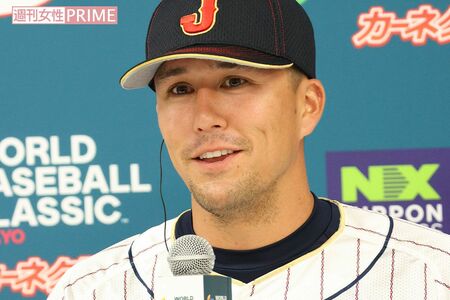 会見に出席するラーズ・ヌートバー選手