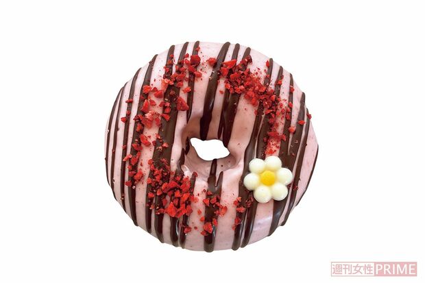 『ストロベリードーナツ』/QuatreCafe&Donut　
ストロベリーチョコレートにお花。最高にかわいい！／399円 10cm

「Quatre Cafe & Donut（キャトル・カフェ・アンド・ドーナツ）」●群馬県伊勢崎市田部井町3-2017 　TEL0270-61-9046　水・木曜　Instagram：@quatre_cafe_donut_
