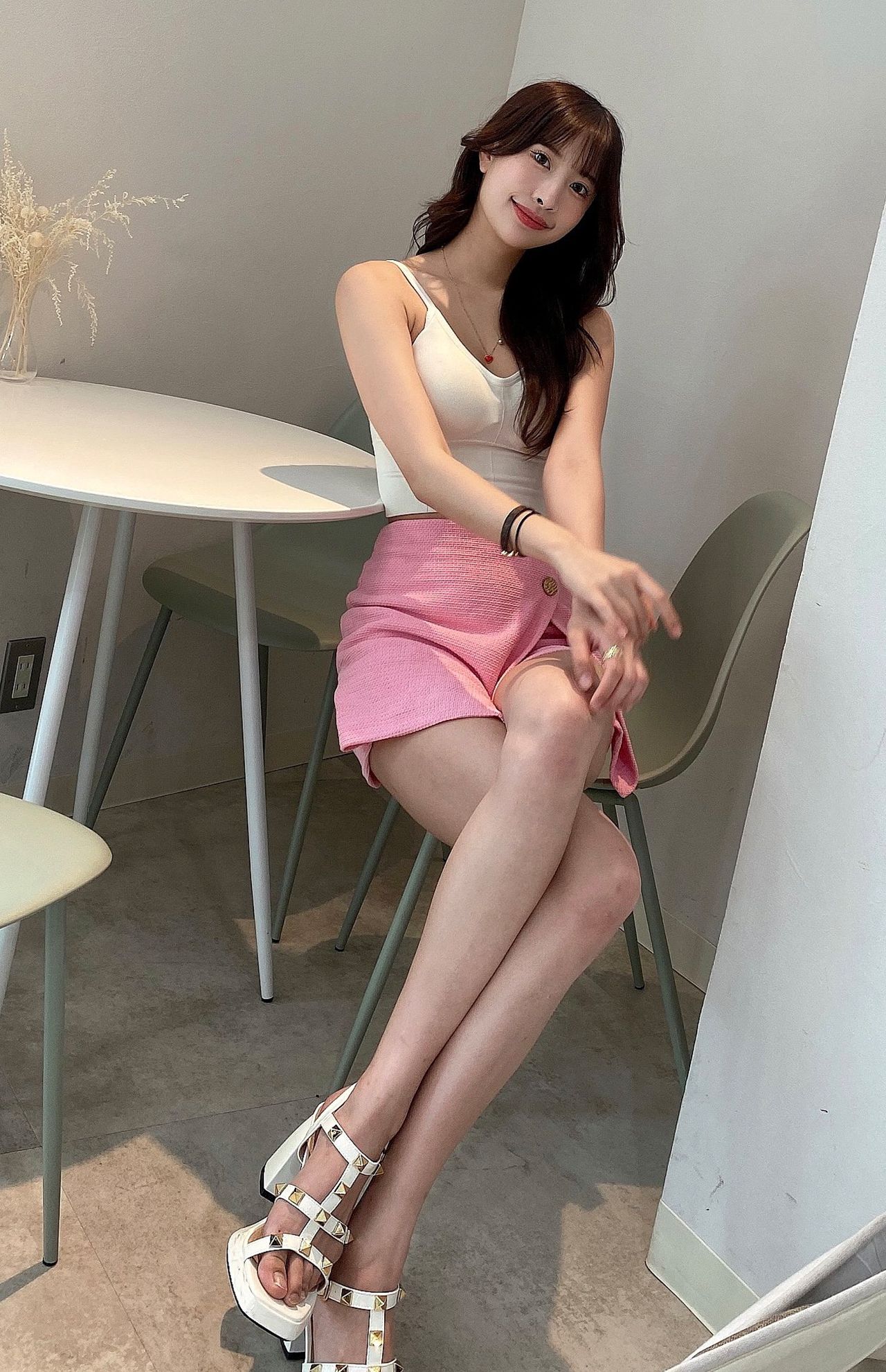 “股下83センチメートル”のスタイルの良さをアピールする（本人公式Xより）