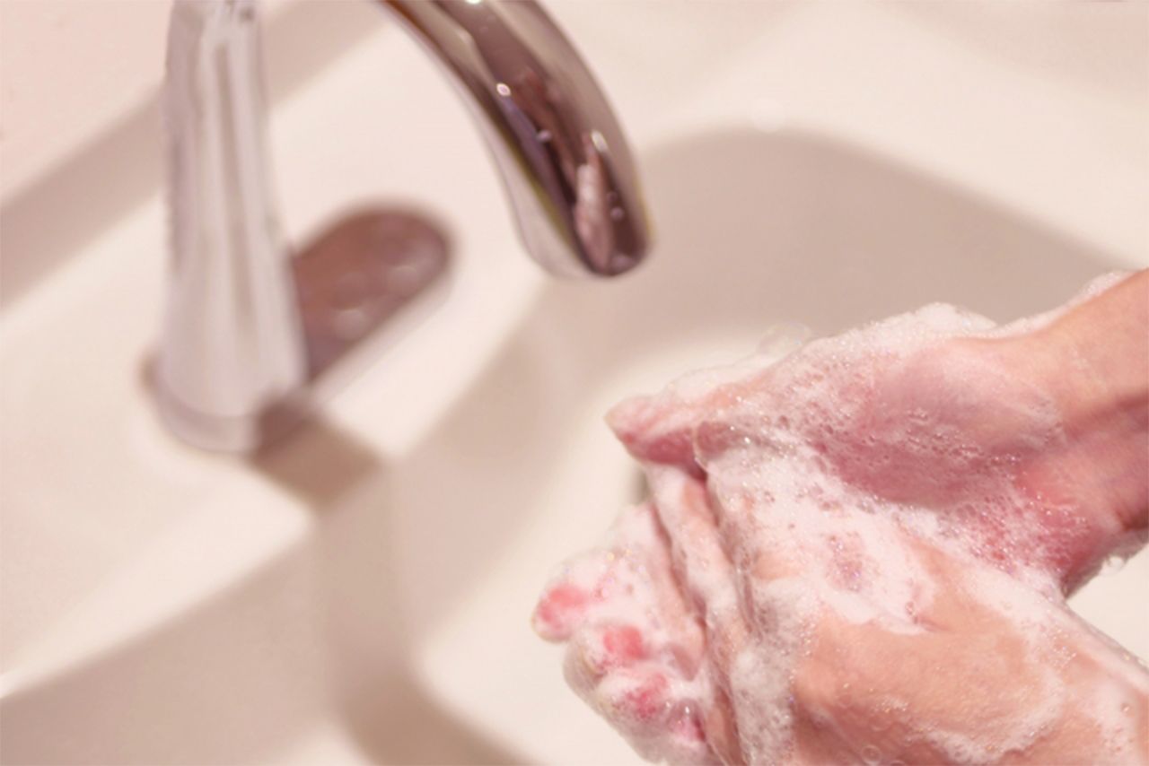 手洗いは最低でも30秒かけること。ハッピーバースデーの歌を2回歌うのを目安にすると◎。手の甲や指の間、親指、指先は洗い残しやすいので意識的に行って　※写真はイメージです