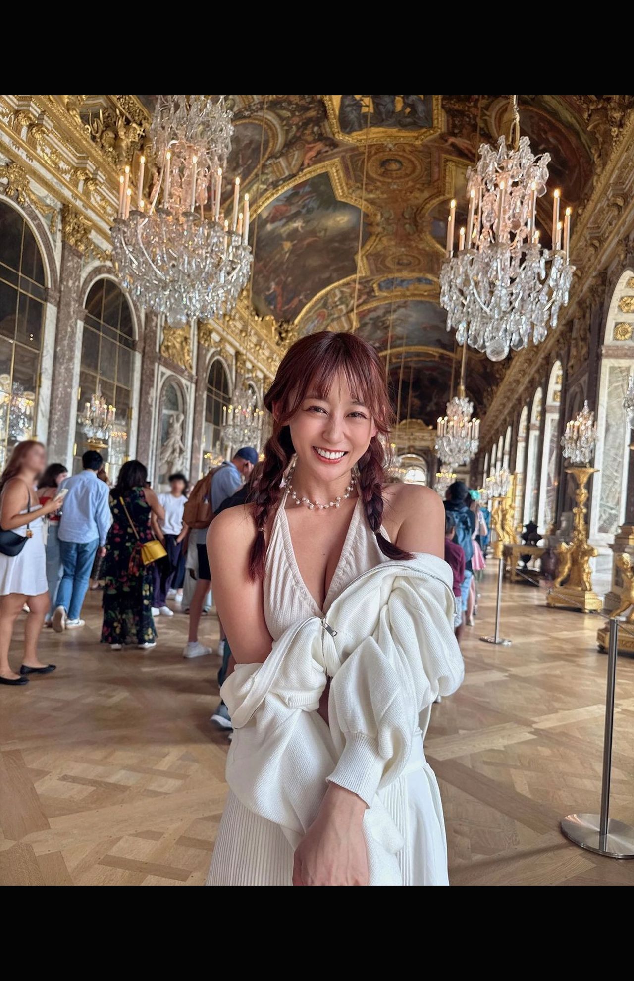 ヴェルサイユ宮殿でも露出度の高い服を着る“まっか”さん（本人SNSより）