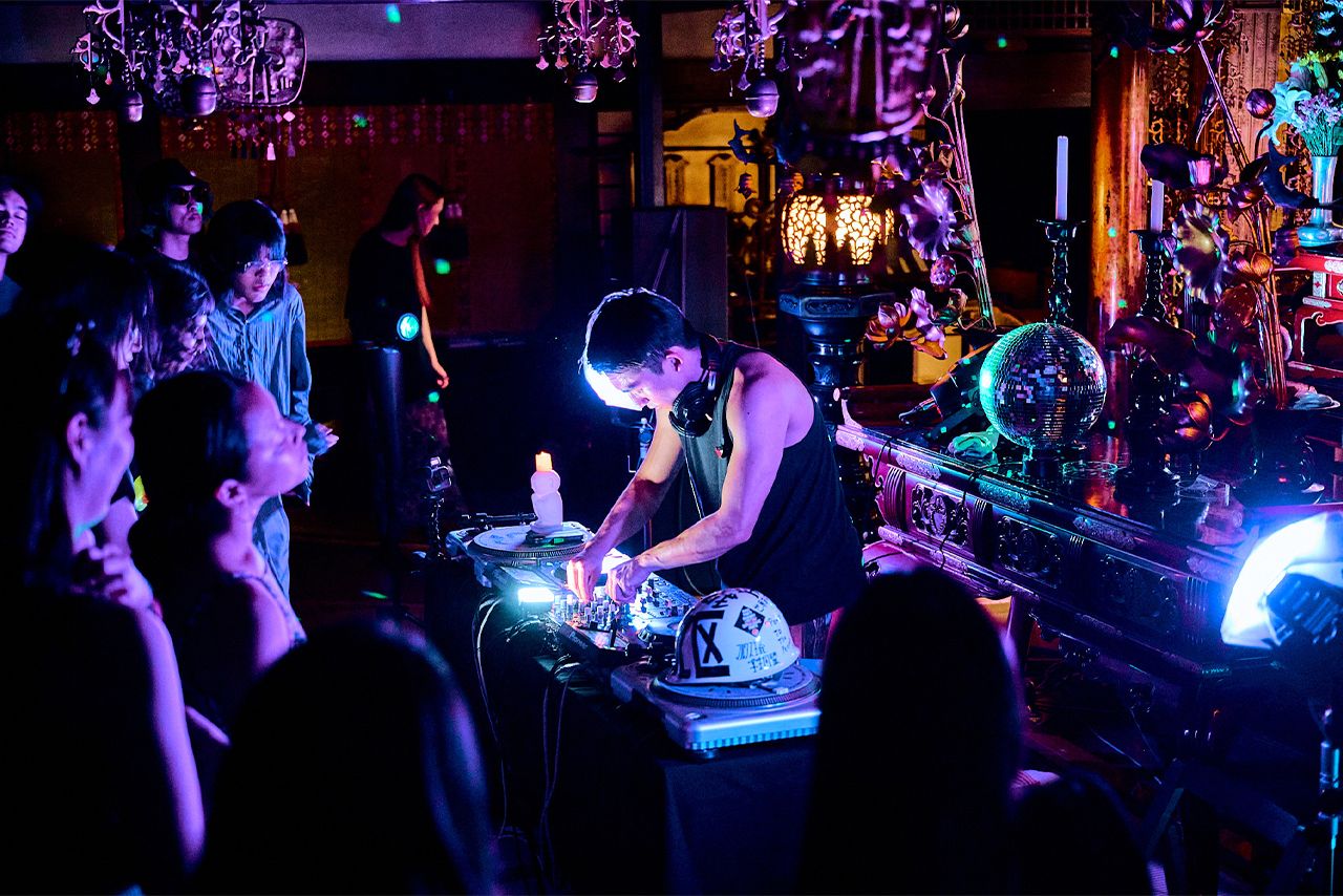 クラブイベントは海外留学生にも人気。今月はハードテクノ×こたつでチルするイベントを開催　写真提供／龍岸寺