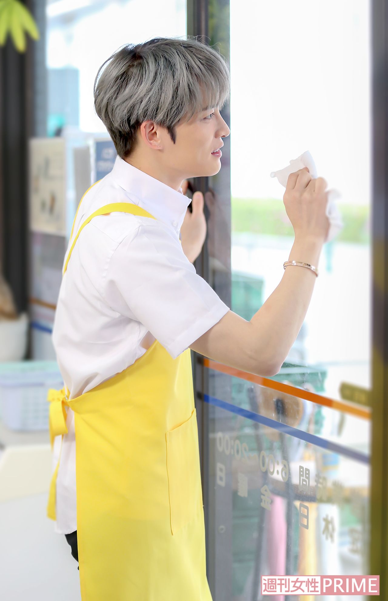 黄色いエプロンが似合うコンビニ店員のほか、韓国料理店スタッフの役も演じる　撮影／佐藤靖彦