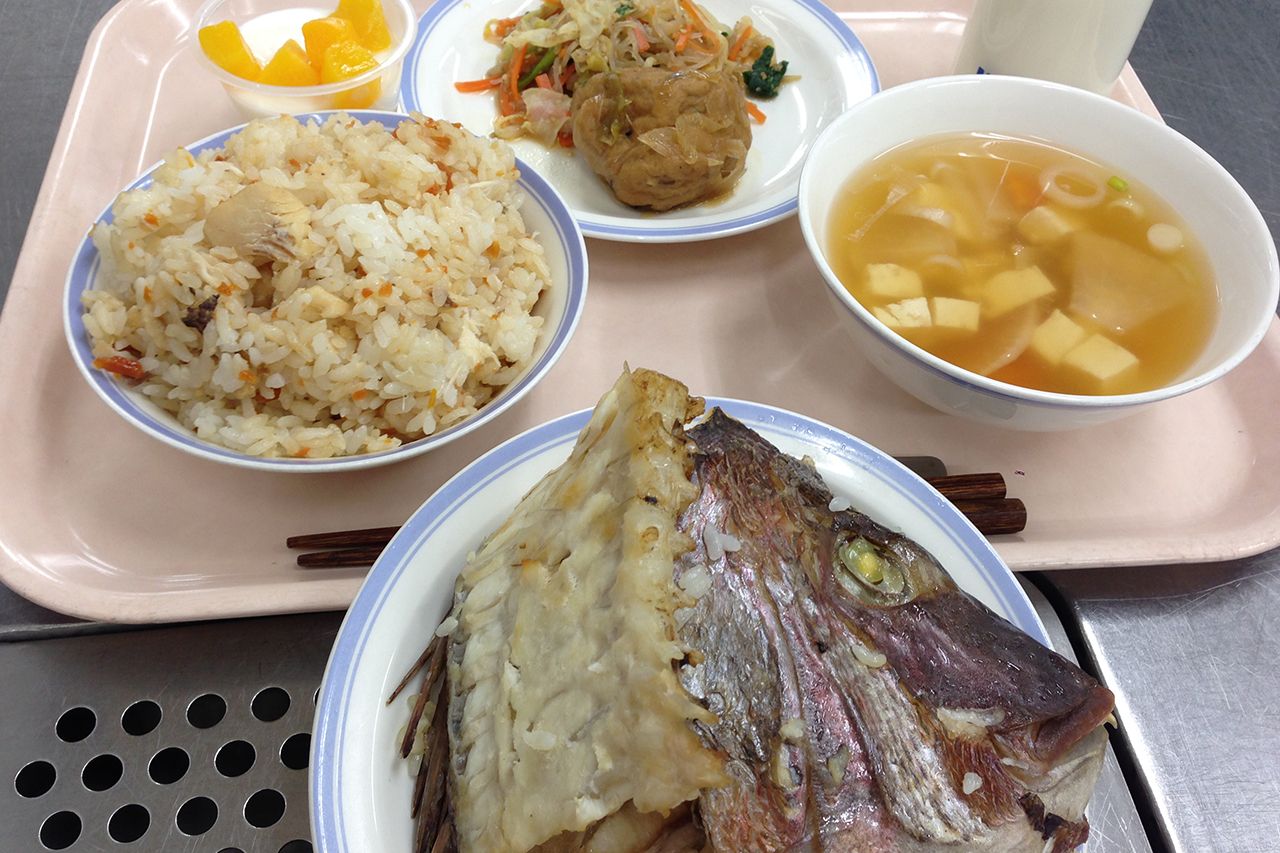 【めで鯛めし＆鯛あら汁】開校記念日に。鯛めしを炊き上げた際の“お頭”は6年生に