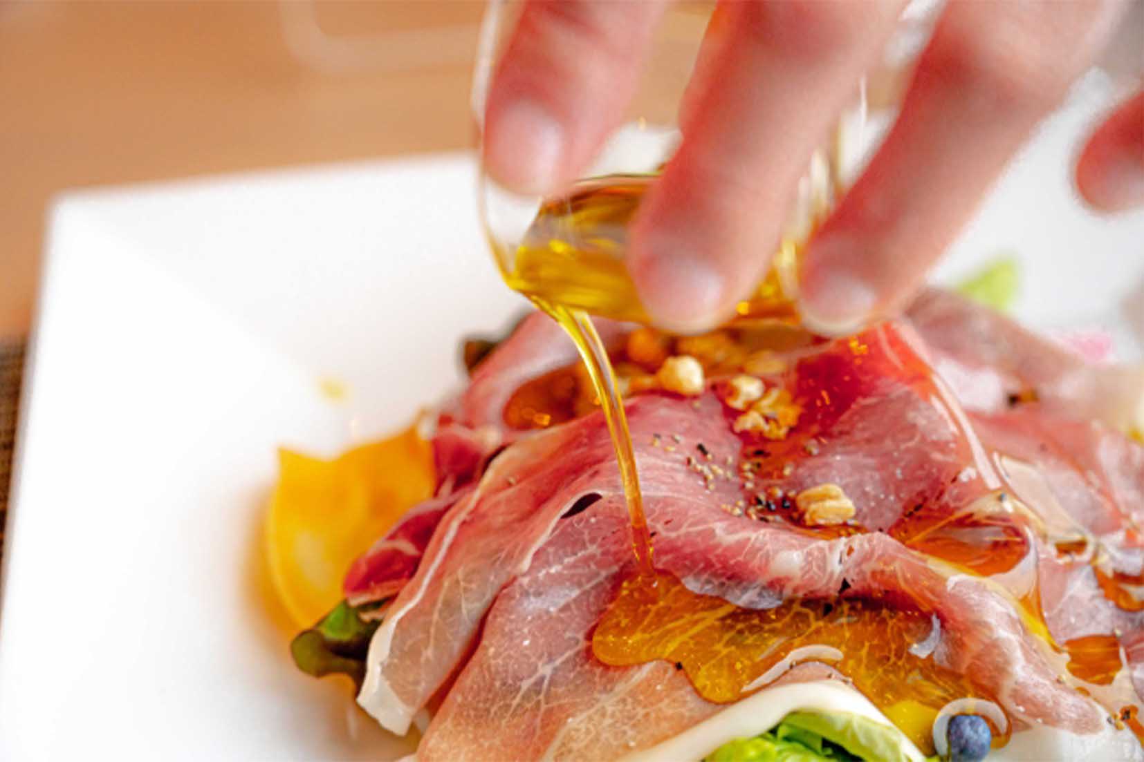 クセのないMCTオイルはサラダやスープ、何にかけても違和感なし!