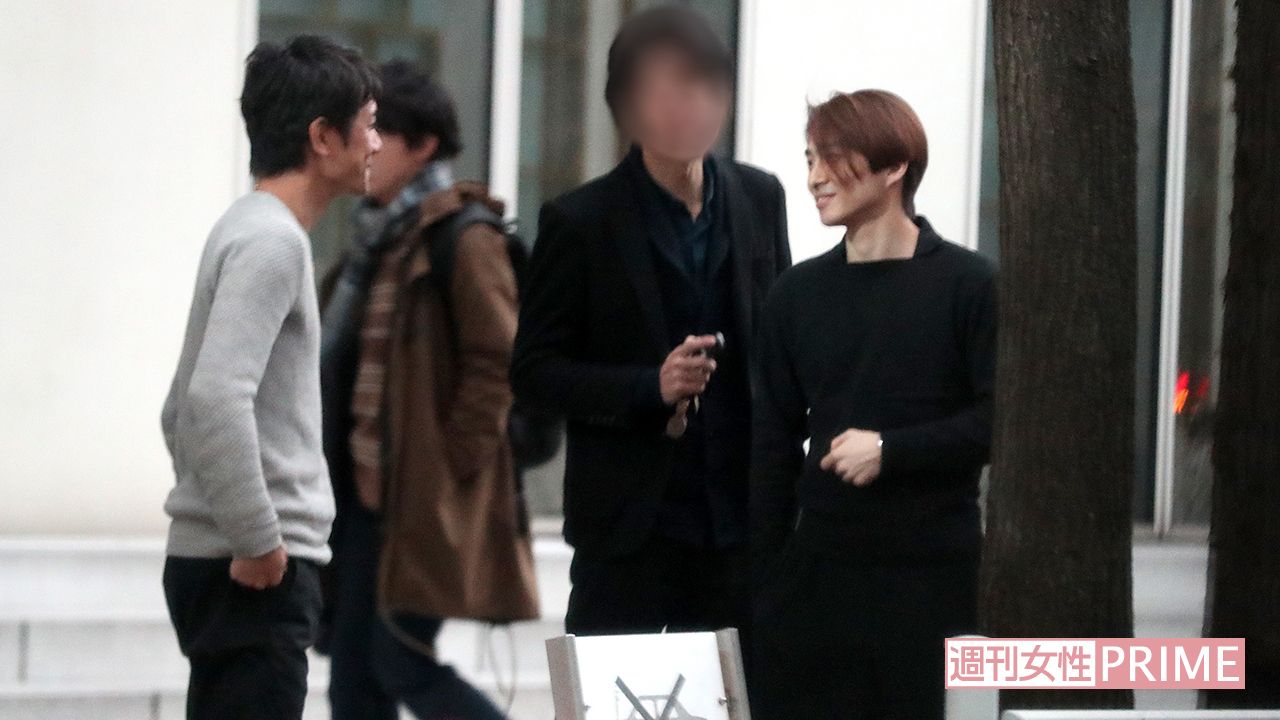 店から出てもしばらくアツアツに語り合う、滝沢秀明と三宅健の“ケンタッキー”コンビ（'17年1月）