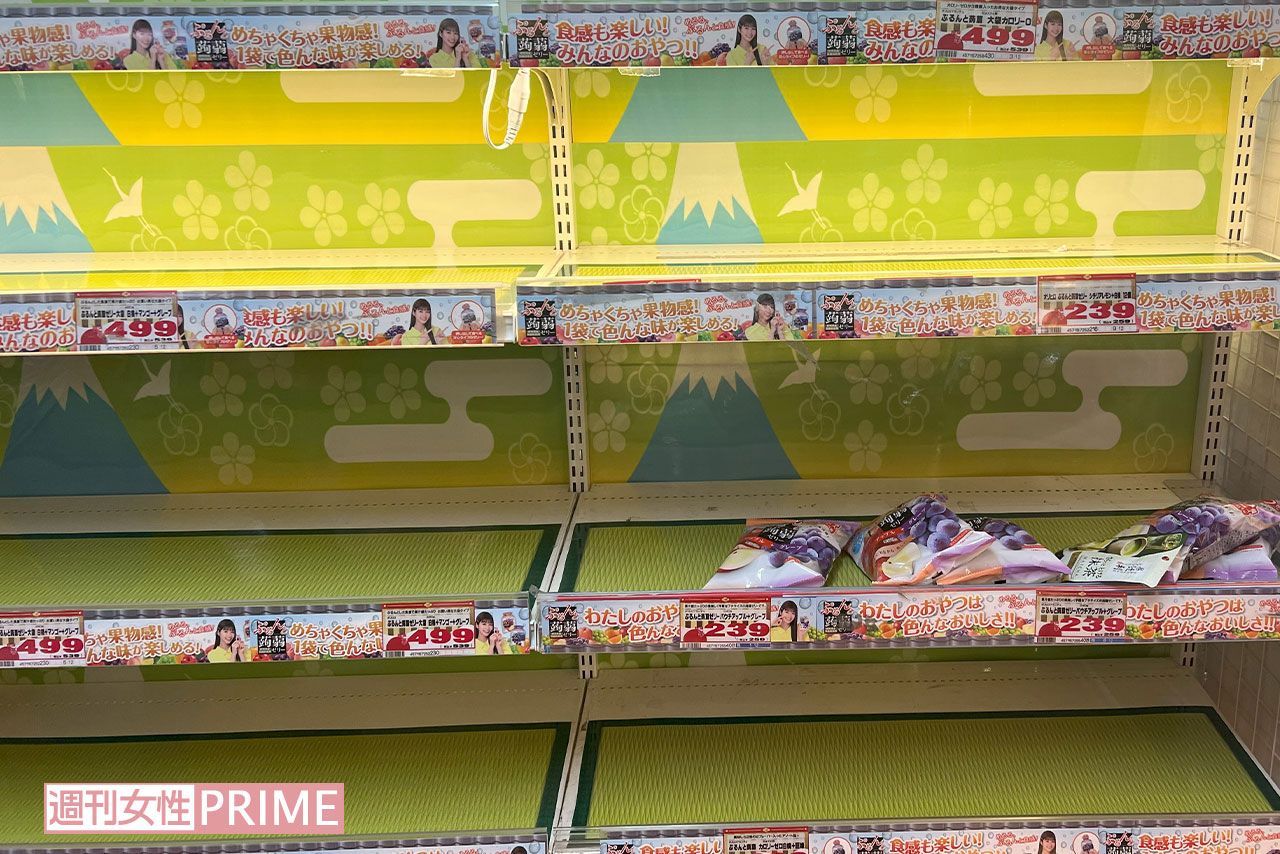 『ぷるんと蒟蒻ゼリー』も棚から在庫がなくなるほどの爆発的売れ行き（4月26日、筆者撮影）