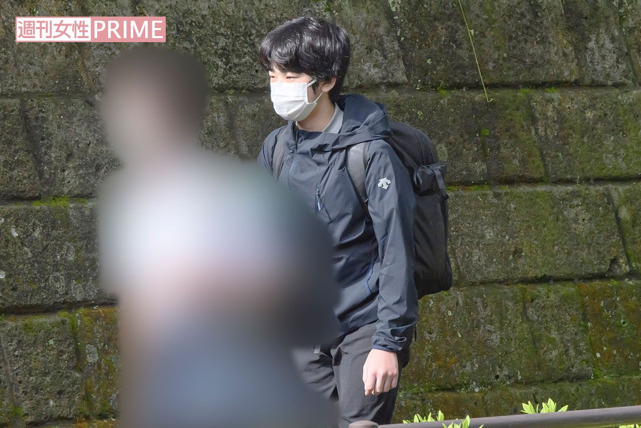 5月上旬、朝8時過ぎに徒歩で通学される悠仁さま。前後には護衛がついていた