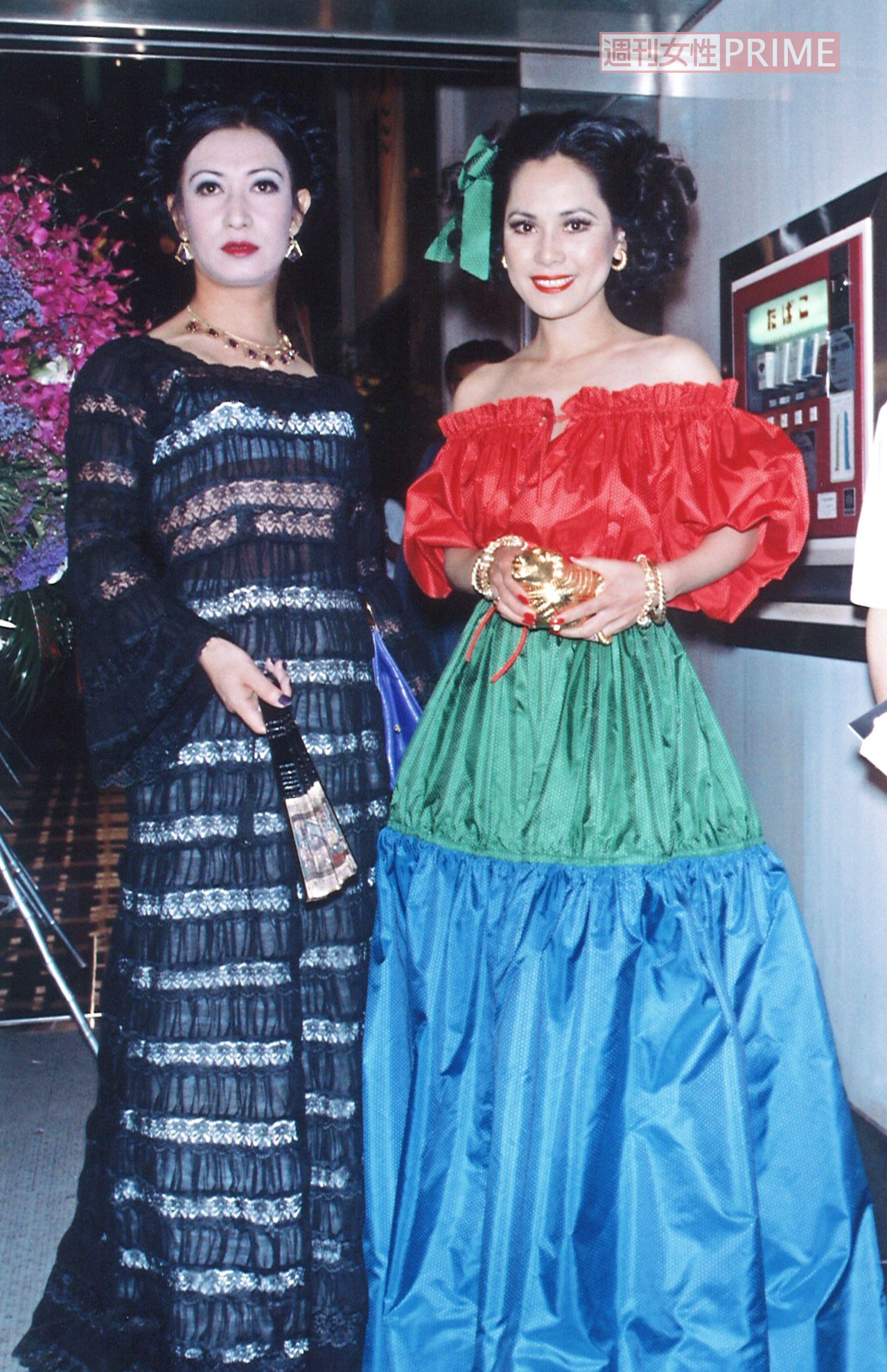 1970年ごろ、2人で食事に出かける美輪明宏さんとデヴィ夫人（夫人提供）