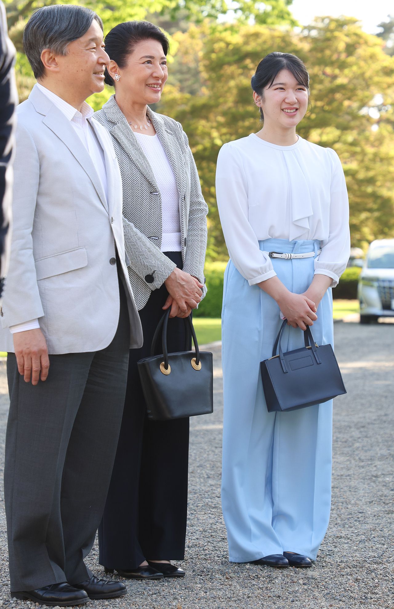 '24年5月（22歳）御料牧場にご到着。フリルと七分袖が女性らしいブラウス。「ワイドパンツで甘さを抑え、バッグ＆シューズはネイビー。ベルトで白をきかせていらっしゃいます」撮影／JMPA