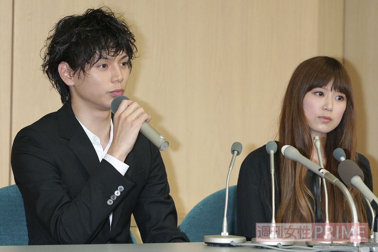 ’09年4月、シンガソングライターの絢香と結婚を発表。ふたりで記者会見に臨んだ