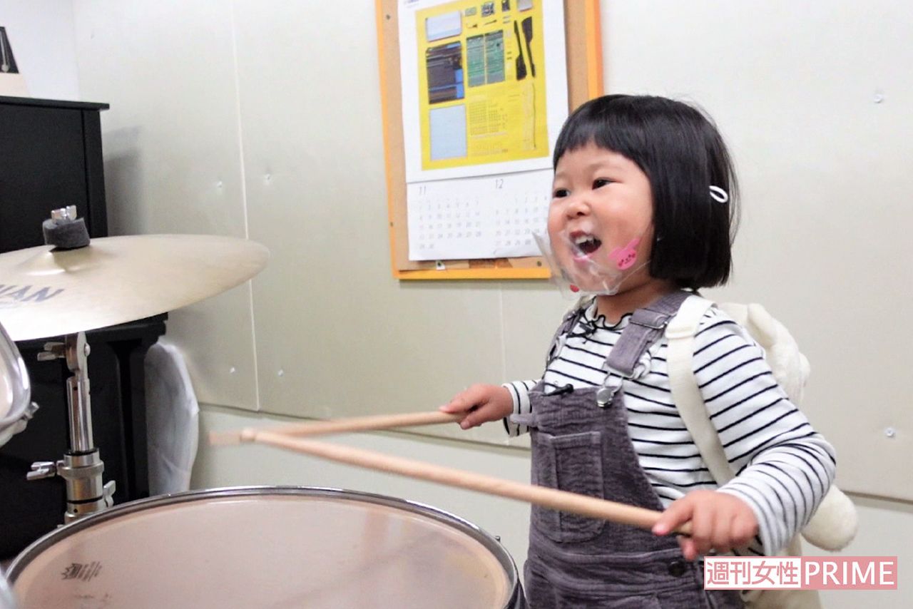 ぽるぽるちゃん、自分の身長より大きなドラムセットで見事なスティックさばきやリズム感のよさを披露