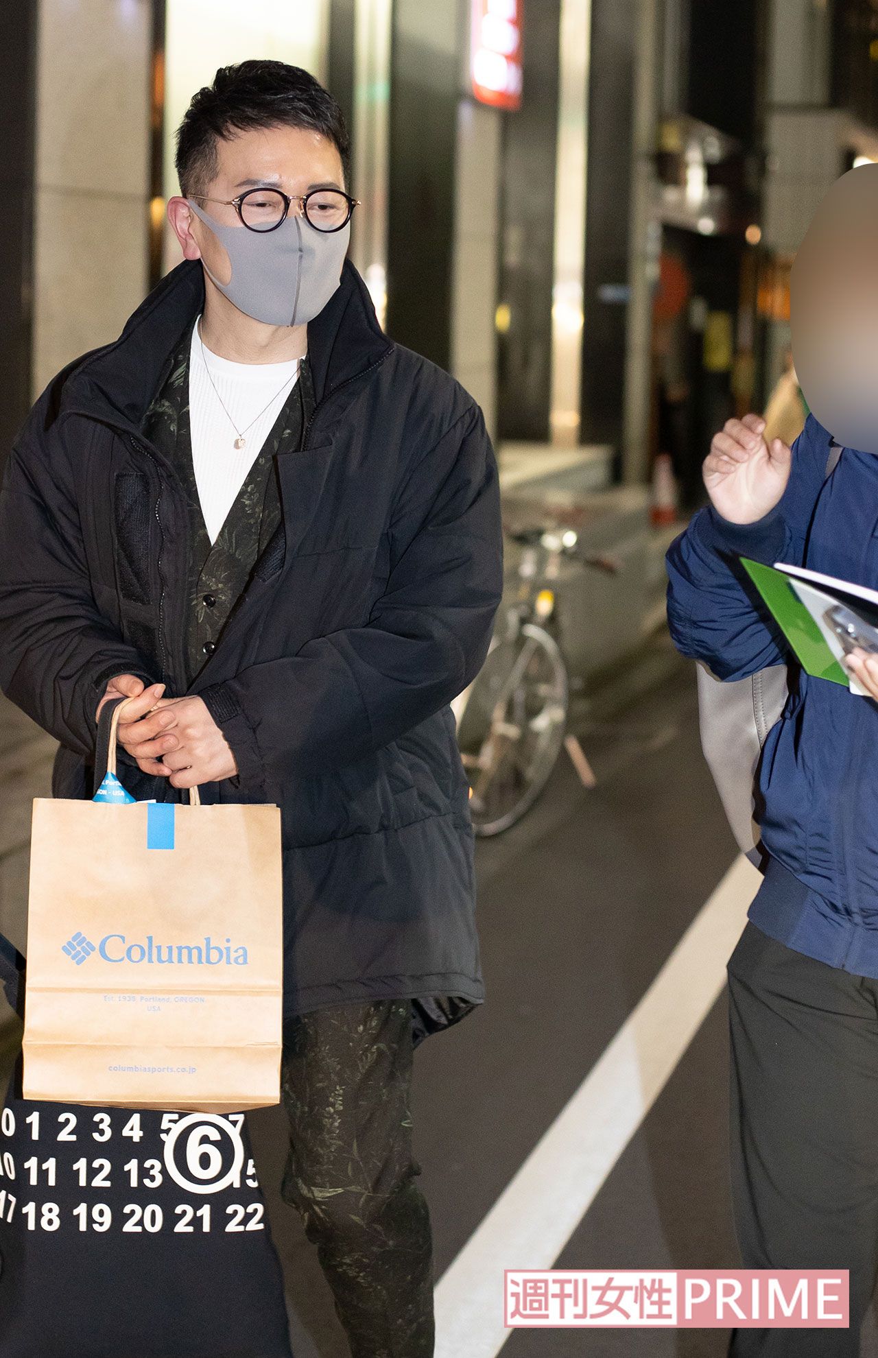 手にはファンからの差し入れとマルジェラのトートバック