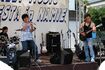 '09年8月に浪江町で行われた音楽イベントでギターを弾く石澤さん(右)