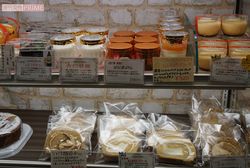 スイーツは店舗2階のパティスリーで製造