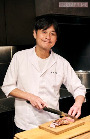 笠原将弘さん●東京・恵比寿にある日本料理店『賛否両論』店主。1972年東京生まれ。名古屋、仙台にも直営店を開店。メディア出演も多く、レシピへの信頼も厚い。著書の累計発行部数は100万部を超える。近著の『今さらだけど、「和食」をイチから考えてみた。』（清流出版）などエッセイ本も好評。　撮影／山田智絵