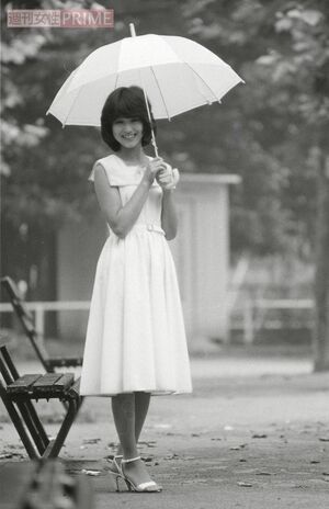 若松さんが初めて福岡で会った時の印象に近いという、ワンピース姿の清楚な聖子（1980年6月撮影）